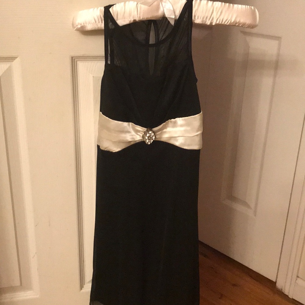 Girls dress black and off white